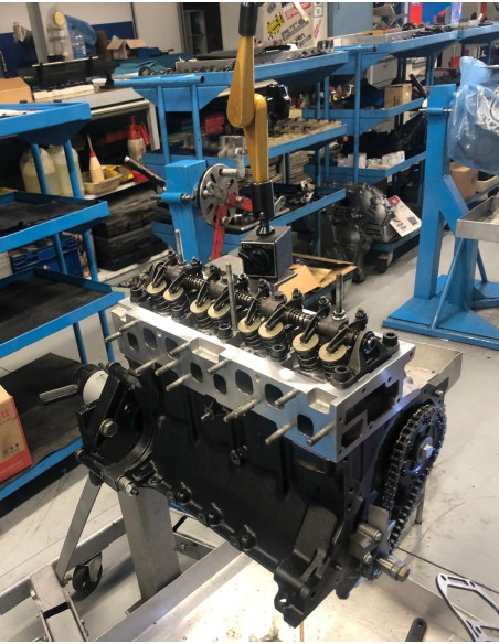 Reconstrucción de motor con rodaje y comprobación en banco.