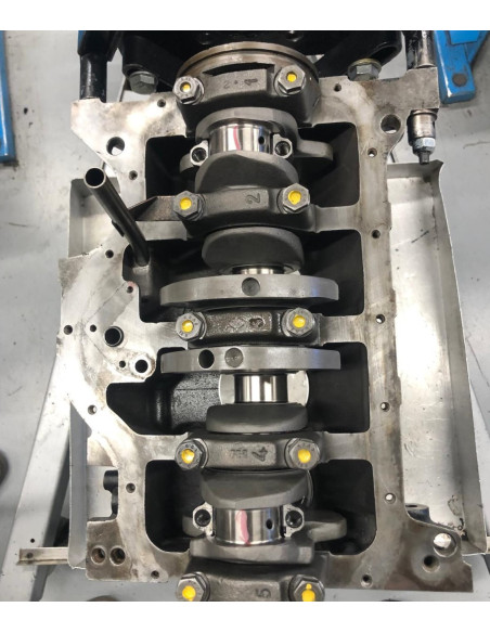 Reconstrucción de motor con rodaje y comprobación en banco.