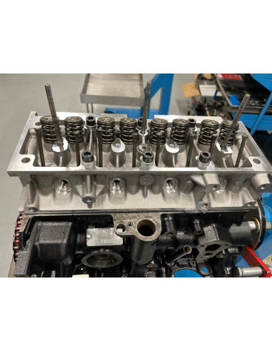 Reconstrucción de motor con rodaje y comprobación en banco.