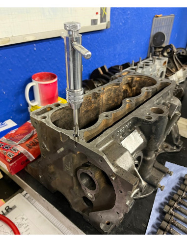 Reconstrucción de motor con rodaje y comprobación en banco.